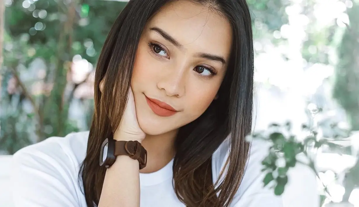 Dari banyaknya gaya yang ia bagikan, Anya sering memakai baju warna putih yang bikin dirinya semakin memesona. Meskipun hanya kaos santai. (Liputan6.com/IG/@anyageraldine)