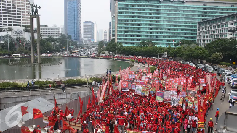 20170501-Massa Buruh Mulai Bergerak dari HI ke Istana Merdeka-Angga