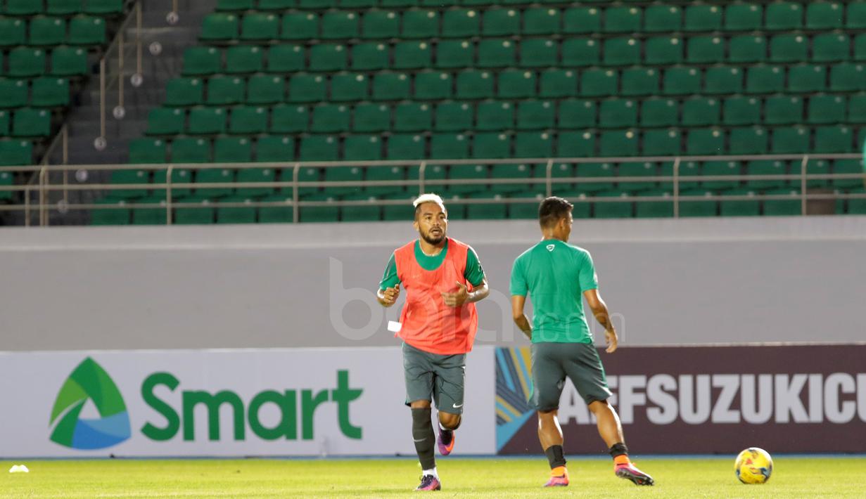 Zulham Zamrun bersama rekan-rekannya di Timnas Indonesia tengah berlatih  dan melakukan uji coba lapangan Philippine Sports Stadium, (18/11/2016). (Bola.com/Nicklas Hanoatubun)
