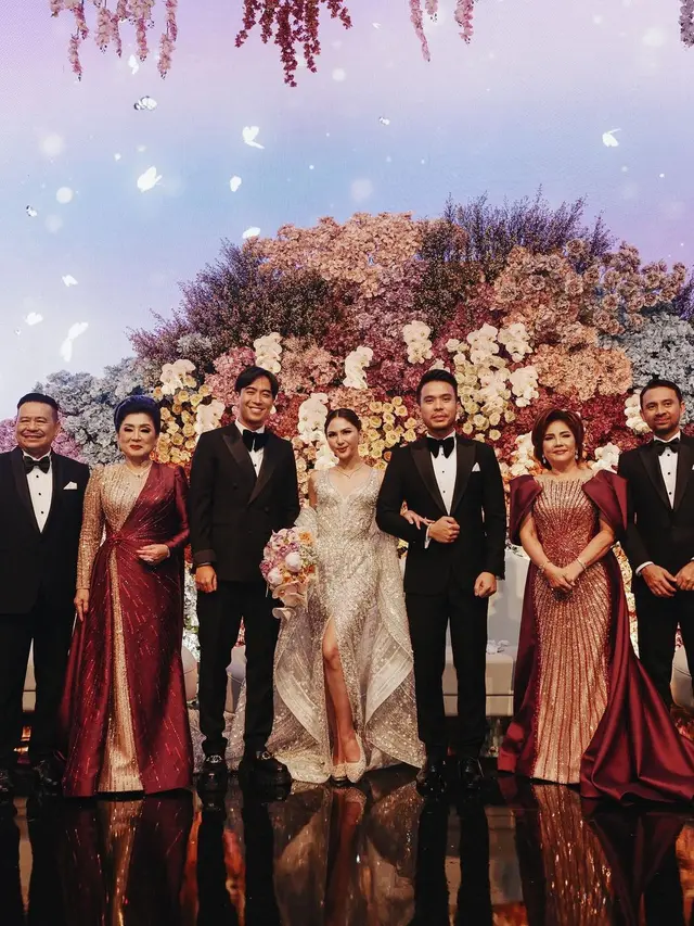 Vidi Aldiano berfoto bersama Jessica Mila dan Yakup Hasibuan beserta orang tua.