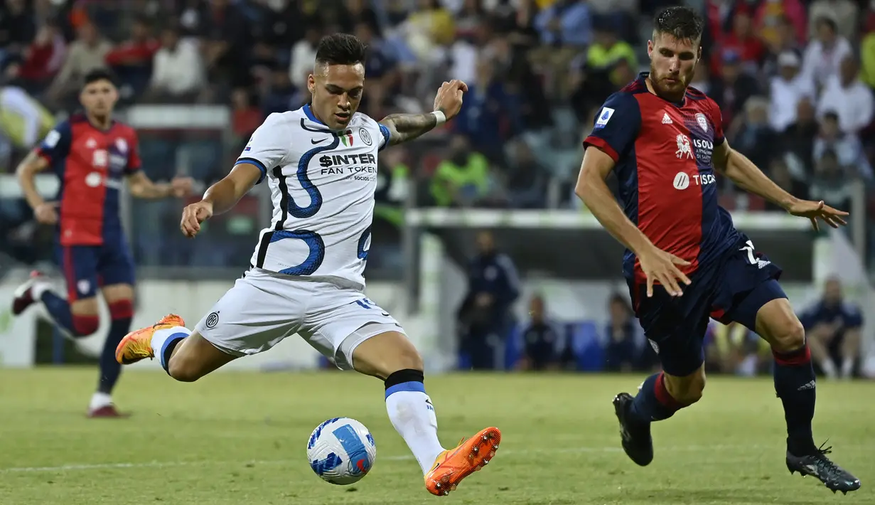 Lautaro Martinez berhasil menggandakan keunggulan Inter Milan menjadi 2-0 lewat golnya pada menit ke-51. Tembakannya dari jarak dekat usai menerima umpan Nicolo Barella gagal diantispasi kiper kiper Cagliari, Alessio Cragno. (AFP/Miguel Medina)
