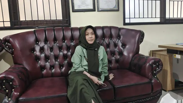 Kepala SMP Negeri 19 Depok, Nenden Eveline Agustina