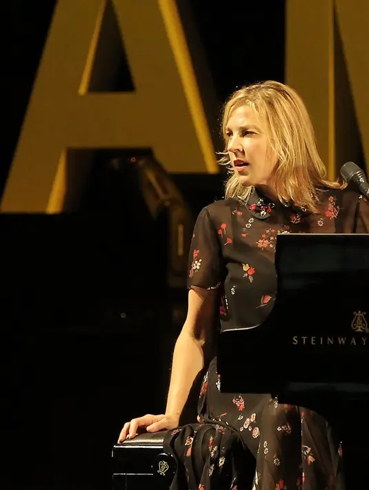 Diana Krall pun memutuskan untuk memberikan persembahan terakhir untuk para penonton malam itu. (Bambang E.Ros/Bintang.com)