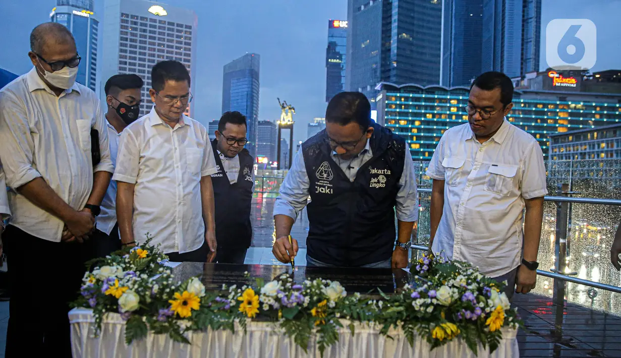 Gubernur DKI Jakarta Anies Baswedan meresmikan Halte TransJakarta Bundaran HI, Jakarta, Sabtu (15/10/2022). Agenda peresmian itu dilakukan sehari menjelang Anies lengser dari jabatan DKI 1. (Liputan6.com/Faizal Fanani)