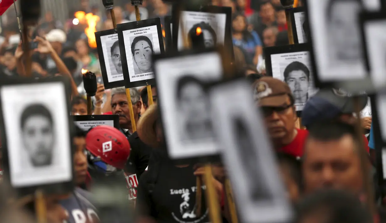 Keluarga dari 43 mahasiswa Meksiko yang menghilang melakukan long march di jalanan Meksiko City, Selasa (26/4). Mereka mendesak pemerintah segera menangani kasus yang sudah 19 bulan berlalu tersebut. (REUTERS/Edgard Garrido)