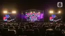 Sejumlah penonton berada di dalam mobil menyaksikan penampilan Kahitna dalam konser New Live Experience 2020 di Parkir Barat JIExpo Kemayoran, Jakarta, Sabtu (29/8/2020). (Fimela.com/Bambang E.Ros)
