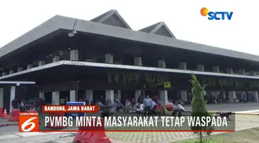 Ratusan penumpang yang akan melakukan perjalanan dengan tujuan Surabaya dan Jakarta memenuhi ruang tunggu bandara.