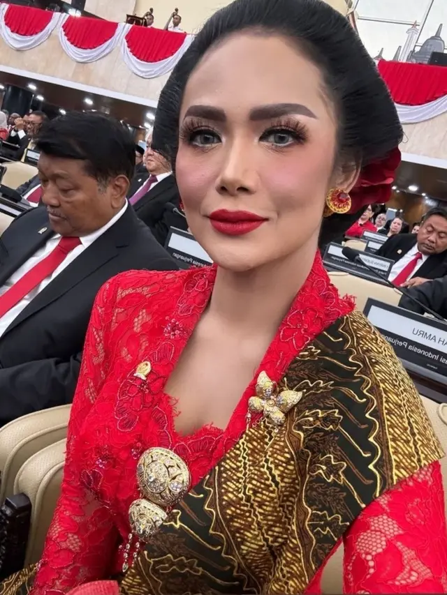 Krisdayanti tampil dengan kebaya merah (Instgram/krisdayantilemos)