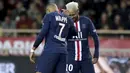 Penyerang PSG, Neymar (kanan) berselebrasi dengan Kylian Mbappe usai mencetak gol ke gawang AS Monaco pada pertandingan lanjutan Liga Prancis di Stadion Louis II, Monaco (15/1/2020). PSG menang telak atas Monaco 4-1. (AP Photo/Daniel Cole)