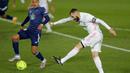 Striker Real Madrid, Karim Benzema, melepaskan tendangan saat melawan Celta Vigo pada laga Liga Spanyol di Stadion Alfredo Di Stefano, Sabtu (2/1/2021). Real Madrid menang dengan skor 2-0. (AP/Manu Fernandez)