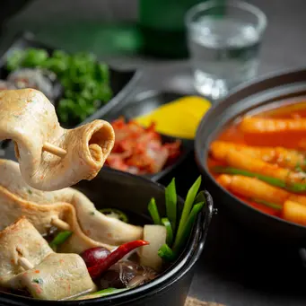 Odeng dikenal sebagai street food khas Korea yang memiliki tekstur kenyal dan cita rasa gurih sehingga cocok dipadukan dengan ramen. (Foto/Dok: Magnific)