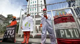 Sejumlah aktivis Walhi menggelar aksi di depan Gedung ESDM, Jakarta, Jumat (11/12/2020). Dalam aksinya, mereka menuntut agar pemerintah menghentikan pembangunan PLTU Jawa 9 dan 10 serta beralih ke energi terbarukan karena alasan lingkungan. (Liputan6.com/Faizal Fanani)