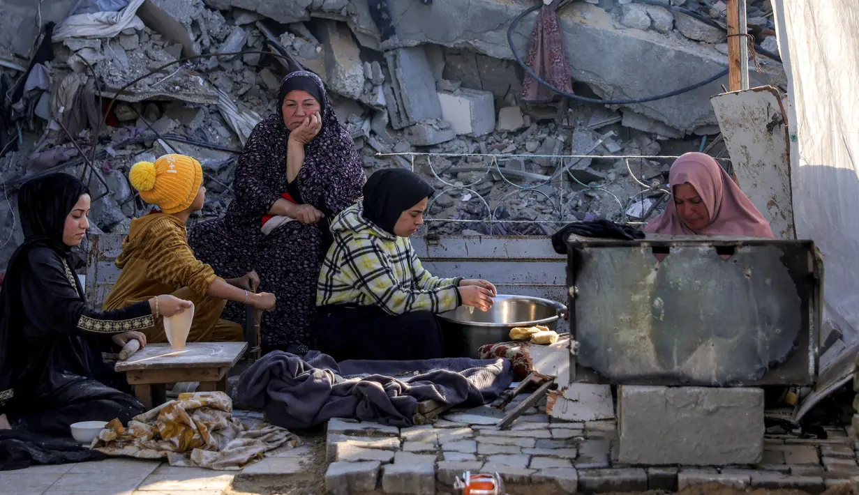 Warga bersyukur tidak ada serangan udara yang mengguncang saat waktu berbuka puasa. (Bashar TALEB/AFP)