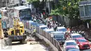 Kondisi arus lalu lintas di persimpangan Jalan Gatot Subroto, Jakarta, Senin (10/4). Untuk mengatasi kemacetan mulai Senin (10/4) sistem plat nomor ganjil dan genap di Jalan Jenderal Gatot Subroto tidak diberlakukan. (Liputan6.com/Immanuel Antonius)
