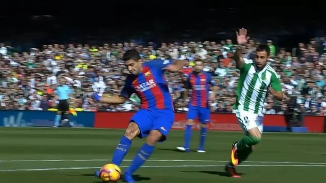 Pekan 20, Luis Suarez menjadi penyelamat poin Barcelona saat bertamu ke markas Real Betis. (20/01/2017 - BallBall Video)