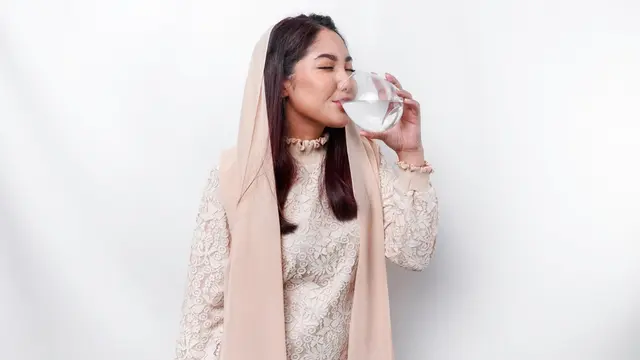 perempuan hijab air putih