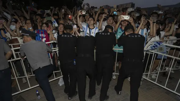 <p>Laga nanti menjadi ulangan babak 16 besar Piala Dunia 2022 yang ketika itu berakhir dengan kemenangan 2-1. Messi menyumbang satu gol dalam kemenangan Argentina itu. (AP Photo/Ng Han Guan)</p>