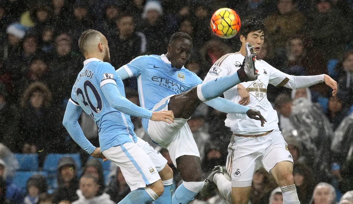Pemain Manchester City, Bacary Sagna, berusaha membuang bola dalam lanjutan Liga Inggris di Stadion Etihad, Manchester, Sabtu (12/12/2015). (AFP/Lindsey Parnaby)