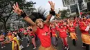 Seorang penari diikuti ribuan peserta membawakan Tari Yamko dari Papua saat CFD di Senayan, Jakarta, Minggu (12/8). Kegiatan ini digelar menyambut HUT Ke-73 RI dan Asian Games 2018. (Liputan6.com/Fery Pradolo)