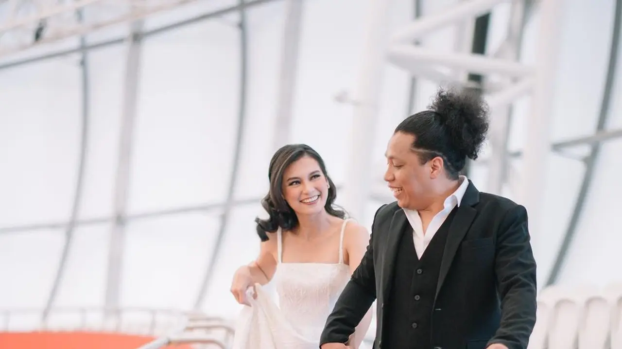 Baru Diposting, Ini 7 Prewedding Romantis Indah Permatasari dan Arie Kriting