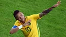 Aksi Neymar melakukan selebrasi  mengikuti gaya Usain Bolt setelah memastikan medali emas pada final sepak bola melawan Jerman di Stadion Maracana, Rio de Janeiro, (21/8/2016) dini hari WIB. (AFP/Martin Bernetti)
