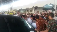 Presiden RI ke-6 Susilo Bambang Yudhoyono turut hadir melayat melayat jenazah almarhum Habib Abdurrahman atau Habib Kwitang di Majelis Ta'lim Habib Ali Al Habsyi Kwitang, Jakarta Pusat. (Liputan6.com/Hanz)