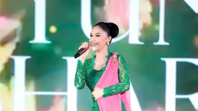 Model Batik dan Kebaya ala Yuni Shara. (instagram/Yunishara36)