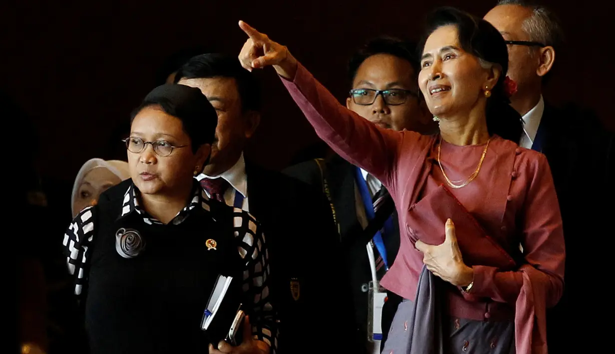 Retno Marsudi dan Aung San Suu Kyi usai menghadiri Pertemuan Menteri Luar Negeri ASEAN, di Yangon, Myanmar, Senin (19/12). Pertemuan tersebut merupakan usulan Indonesia yang ditanggapi secara positif oleh Myanmar. (REUTERS / Soe Zeya Tun)