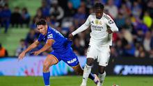 Pemain Getafe, Mario Martin (kiri), dan pemain Real Madrid, Eduardo Camavinga, berebut bola dalam pertandingan La Liga antara Getafe&nbsp;vs Real Madrid, 19 Oktober 2025. (AP Photo/Manu Fernandez)