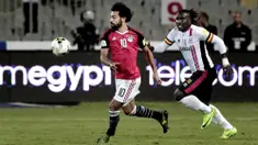 Pemain Mesir, Mohamed Salah (kiri) melewati adangan pemain Uganda, Hassan Wasswa pada laga kualifikasi Piala Dunia 2018 di Borg El Arab Stadium, Alexandria, Mesir (5/9/2017). Mesir menang 1-0. (AP/Nariman El-Mofty)