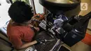 Barista memanggang kopi di salah satu kedai kopi di kawasan Permata Hijau, Jakarta, Kamis (14/7/2022). Usaha kedai kopi menjadi salah satu bisnis yang paling diminati masa kini, terbukti dalam konsumsi kopi di Indonesia yang meningkat pesat hingga 50 persen sejak 3-4 tahun terakhir. (Liputan6.com/Johan Tallo)