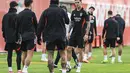 Demi memuluskan jalan menuju babak selanjutnya dan membuktikan kualitas mereka sebagai raksasa Eropa, Los Blancos bertekad meraih keuntungan di laga leg pertama ini. Tampak dalam foto, gelandang SL Benfica asal Argentina, Enzo Barrenechea (tengah) saat menghadiri sesi latihan menjelang leg pertama play-off Liga Champions 2025/2026 melawan Real Madrid di Kampus Benfica, Seixal, pinggiran Lisbon, Portugal, pada Senin 16 Februari 2026. (PATRICIA DE MELO MOREIRA/AFP)