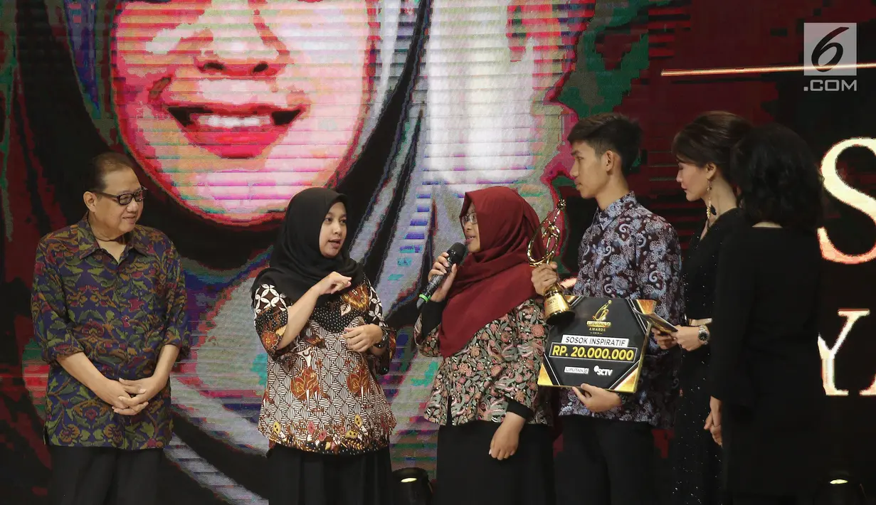 Pemenang Kategori pemberdayaan UMKM, Santi Setyaningsih berbincang usai mendapatkan piala dari Menteri Koperasi dan UKM Anak Agung Gede Ngurah Puspayoga saat ajang Liputan6 Awards 2018 di SCTV Tower, Jakarta, Minggu (20/5). (Liputan6.com/Herman Zakharia)