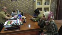 Wawali Gorontalo memeprtemukan dua ibu rumah tangga yang menjadi korban dugaan penipuan ASN-nya. Foto: (Aldiansyah Mochammad Fachrurrozy/Liputan6.com)
