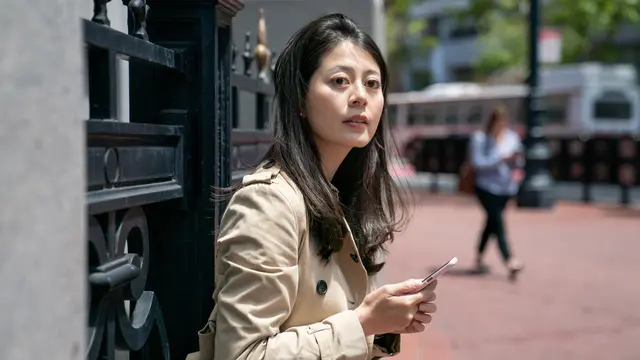 perempuan dan februari tampak bahagia