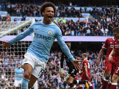Gelandang Manchester City, Leroy Sane, merayakan gol yang dicetaknya ke gawang Liverpool pada laga Premier League di Stadion Ettihad, Manchester, Sabtu (9/9/2017). City menang 5-0 atas Liverpool. (AFP/Oli Scarff)