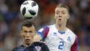 Gelandang Kroasia, Ivan Perisic, duel udara dengan bek Islandia, Birkir Saevarsson, pada laga grup D Piala Dunia di Rostov Arena, Rostov-on-Don, Selasa (26/6/2018). Kroasia menang 2-1 atas Islandia. (AP/Vadim Ghirda)