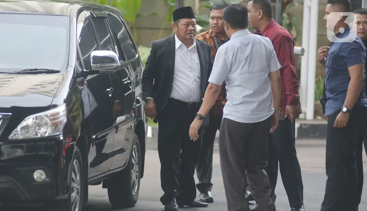 Bupati Sidoarjo Saiful Ilah (kiri) tiba di gedung KPK untuk menjalani pemeriksaan, Jakarta, Rabu (8/1/2020). Bupati Sidoarjo Saiful Ilah beserta beberapa orang lainnya terjaring operasi tangkap tangan (OTT) KPK yang diduga terkait pengadaan barang dan jasa. (merdeka.com/Dwi Narwoko)