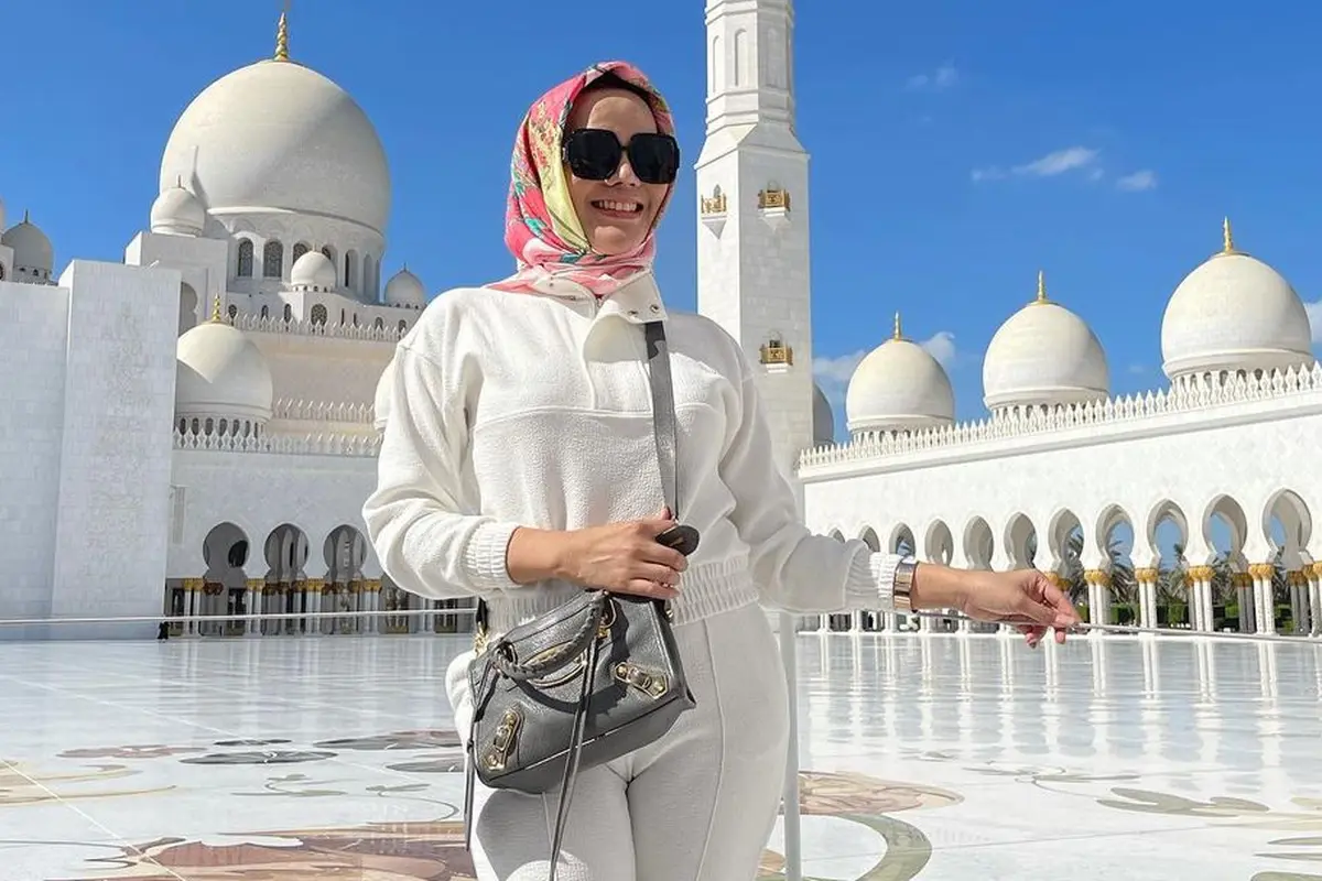 Foto Kece Isa Zega Pakai Kacamata Hitam, Sempat Dekat dengan Rizky Billar