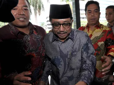 Mantan Sekjen Kementerian ESDM, Waryono Karno (kanan) kembali menjalani pemeriksaan di KPK, Jakarta, Kamis (4/12/2014). (Liputan6.com/Miftahul Hayat)