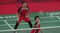 Menjadi wakil merah putih yang terakhir berlaga di hari pertama cabang bulu tangkis Olimpiade Tokyo 2020, Hendra Setiawan/Mohammad Ahsan menutup dengan kemenangan mudah 2-0 atas pasangan ganda putra Kanada, Jason Anthony Ho-Shue/Nyl Yakura, Kamis (24/7/2021). (Foto: AP/Markus Schreiber)