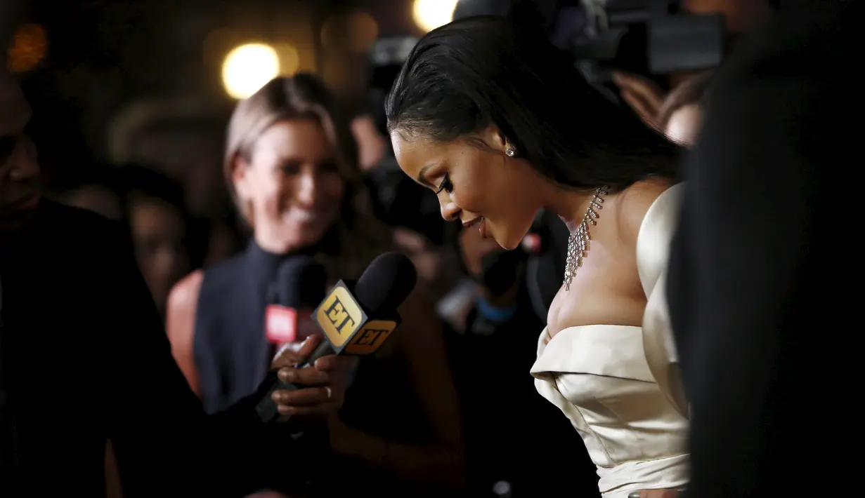 Penyanyi Rihanna berpose pada acara penggalangan dana bernama The Diamond Ball di Santa Monica, California, (10/12). Penyanyi 27 tahun ini menjadi tamu dalam penggalangan milik  Clara Lionel Foundation. (REUTERS/Mario Anzuoni)