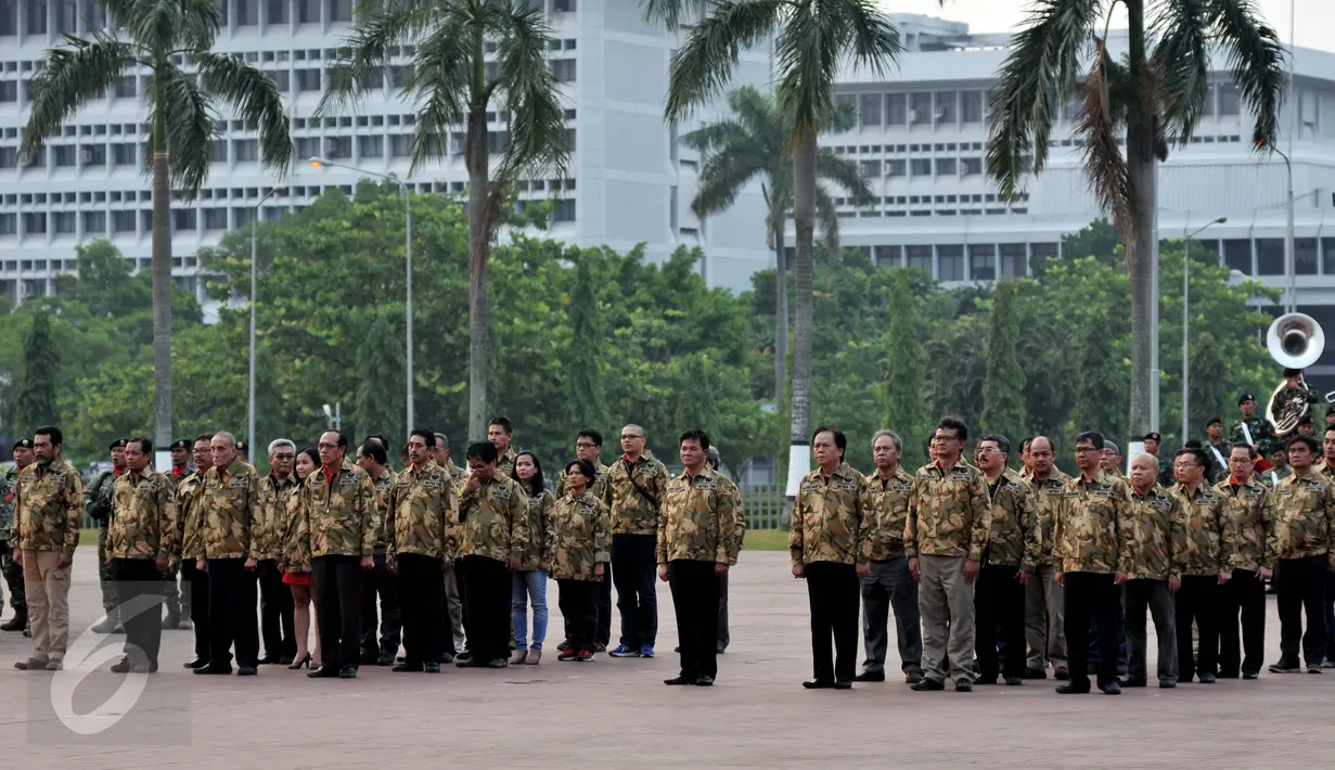Para Pemimpin Redaksi saat mengikuti upacara pembaretan, Jakarta, Selasa (16/6/2015). Pembaretan ini sebagai bentuk penghargaan kepada media yang mempunyai peran penting dalam kehidupan sosial. (Liputan6.com/JohanTallo)