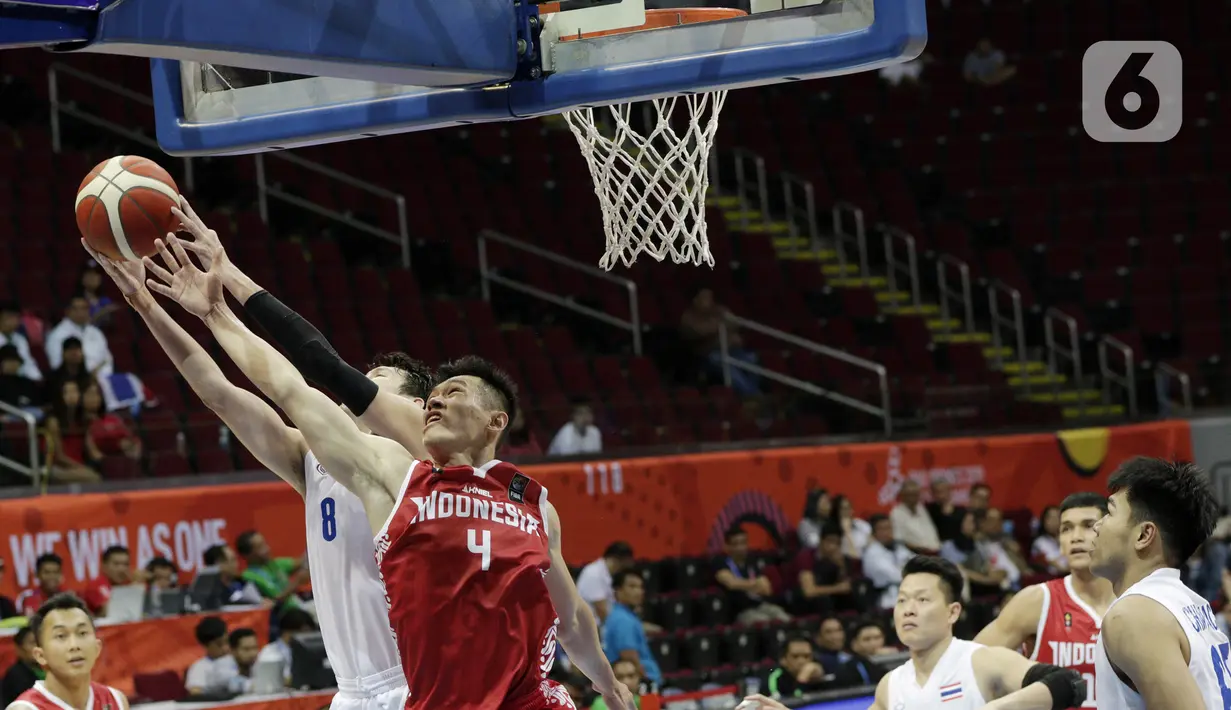 Pebasket Indonesia, Abraham Grahita, saat melawan Thailand pada SEA Games 2019 di Mall Of Asia Arena, Manila, Filipina, Rabu (4/12/2019). Indonesia kalah 76-98 dari Thailand. (Bola.com/M Iqbal Ichsan)
