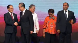 Menteri Luar Negeri Indonesia Retno Marsudi menyoroti kerja sama antara ASEAN dengan China selama lebih dari tiga dekade terakhir. China telah menjadi mitra utama ASEAN untuk perdamaian, stabilitas, dan kemakmuran di Indo-Pasifik. (AP Photo/Tatan Syuflana, Pool)