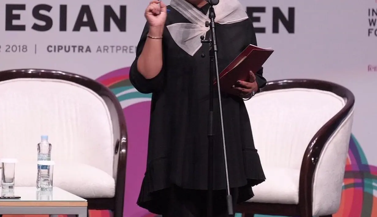 Bahkan, ia juga pernah tampil dengan baju beraksen pita besar yang unik, terlihat anggun dan juga penuh aksi.