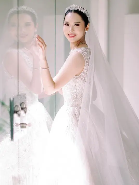 Pernikahan crazy rich Surabaya, Gwen Ashley juga viral karena mengundang banyak musisi dunia di hari pernikahan. Ia pun tampil menawan dengan ball gown putih sleeveless dari Nancy Warren Couture. [@gwen_ashley]