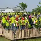 Pemprov DKI Jakarta bersama 500 relawan dari Jepang melakukan penanaman bibit bakau di pesisir Utara Jakarta, Sabtu (22/9/2018). (Liputan6.com/Ika Defianti)