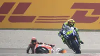 Valentino Rossi dituding sengaja menjatuhkan motor Marc Marquez hingga terjatuh pada MotoGP Malaysia di Sirkuit Sepang, 25 Oktober 2015. (crash.net)
