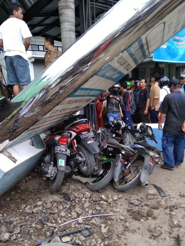 Kecelakaan maut kembali terjadi di Bumiayu, Brebes. Sedikitnya 4 orang meninggal dunia, delapan luka-luka. (Foto: Liputan6.com/Rojali untuk Muhamad Ridlo)